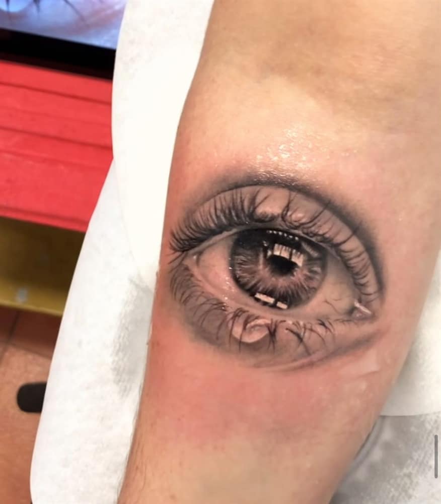 Hyper-realistic eye tattoo